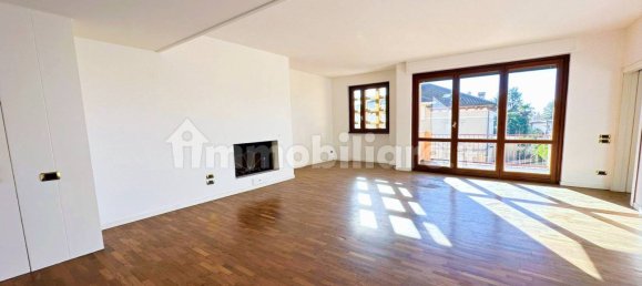 Apartamento de 3 dormitorios en Besana in Brianza, Italy No. 237959 2