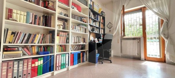 4-salle Appartement à Bari, Italy No. 20715 2