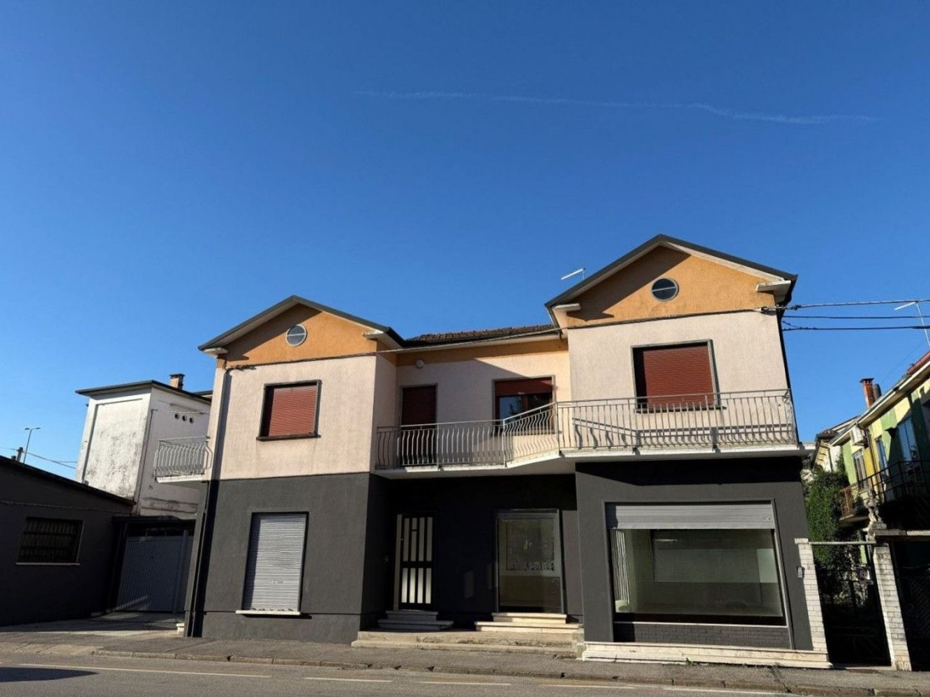 Gewerbliche Immobilie in Vicenza, Italy 140m², Nr. 312179