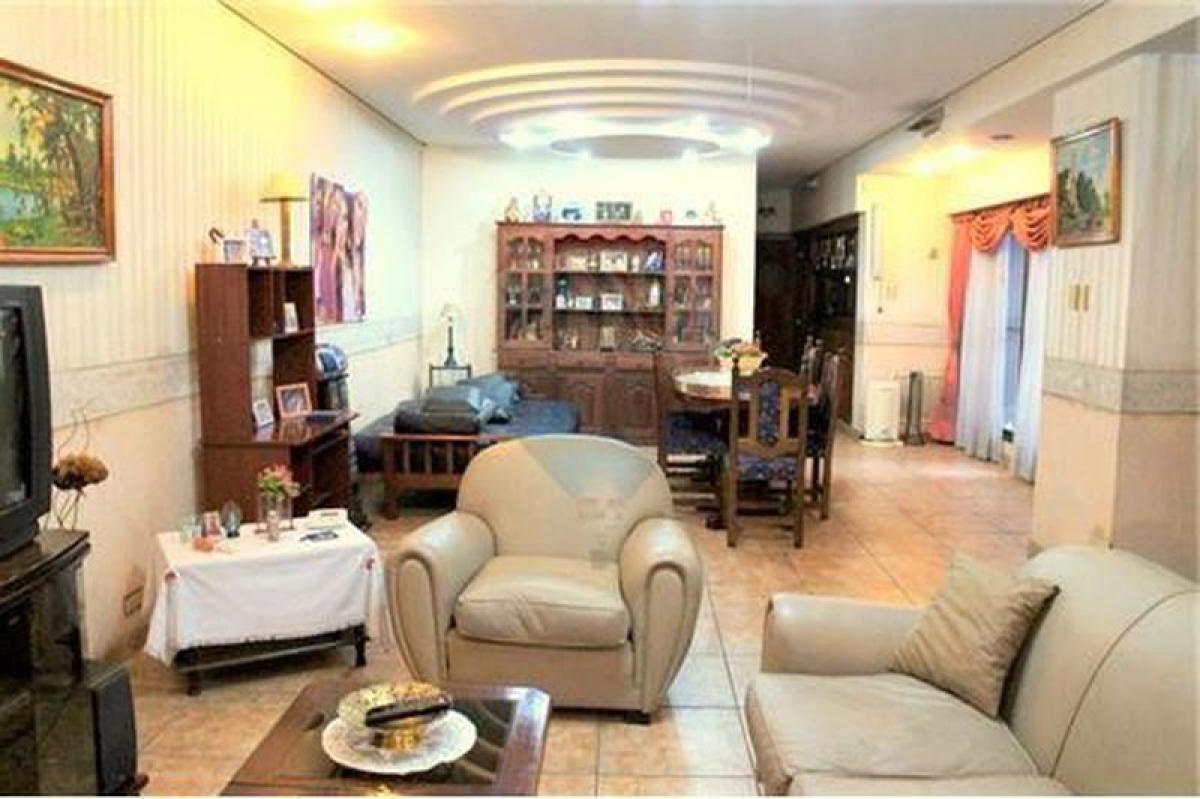 4 bedrooms House in Lanus, Argentina No. 2493