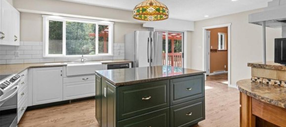 6 bedrooms House in British Columbia, Canada No. 1217 12