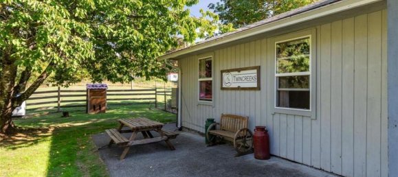 6 bedrooms House in British Columbia, Canada No. 1217 8