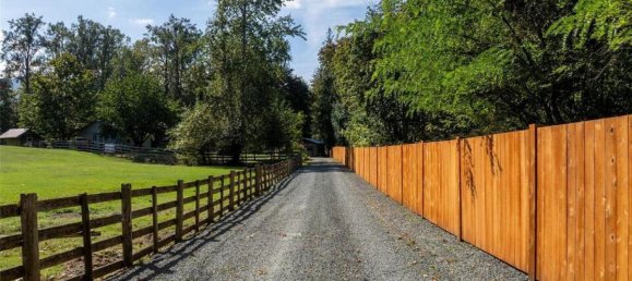 6 bedrooms House in British Columbia, Canada No. 1217 3