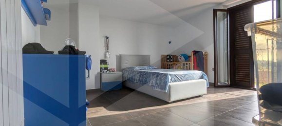 5-Zimmer Haus in Monteodorisio, Italy, Nr. 22255 13