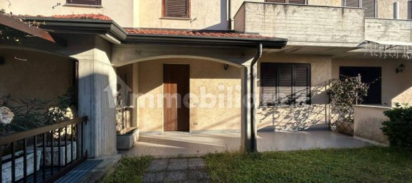 3 Schlafzimmer Villa in Cislago, Italy, Nr. 16781 2