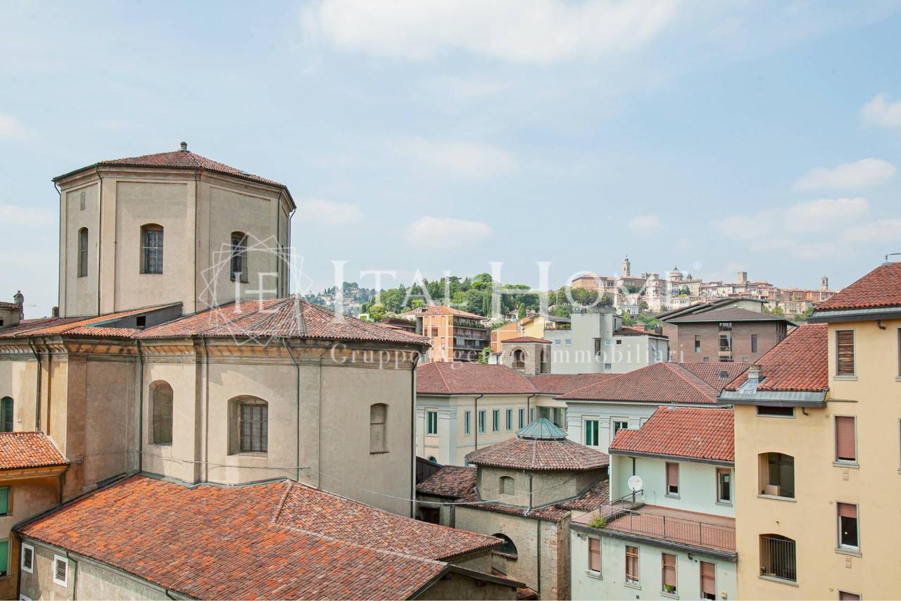 4 rooms Apartment in Bergamo, Italy No. 36109