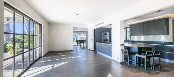 4 bedrooms Commercial property in Mougins, France No. 38279 10