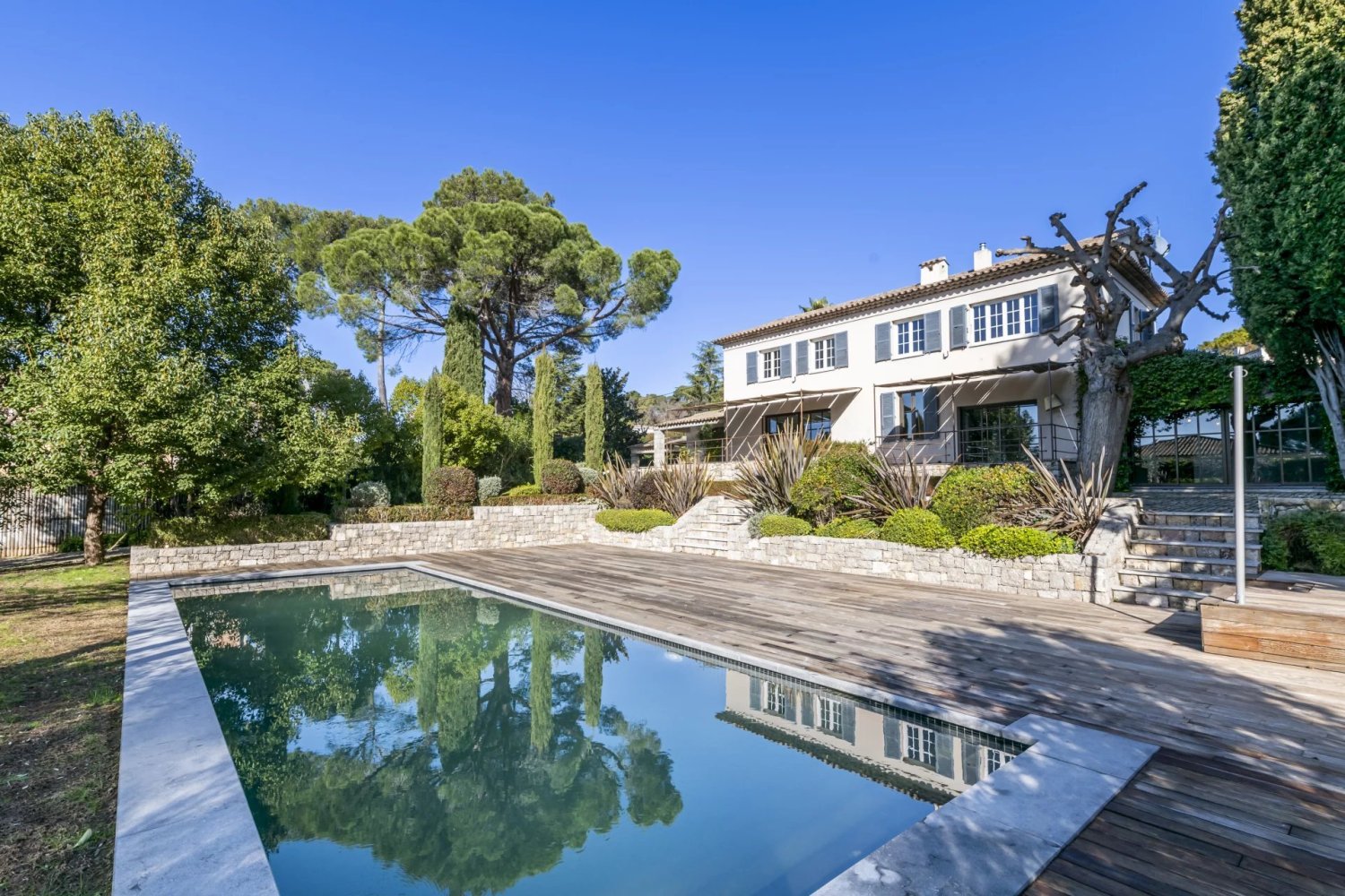 4 bedrooms Commercial property in Mougins, France No. 38279