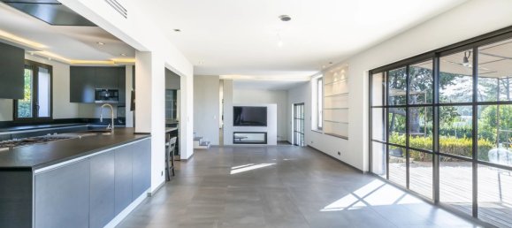 4 bedrooms Commercial property in Mougins, France No. 38279 11