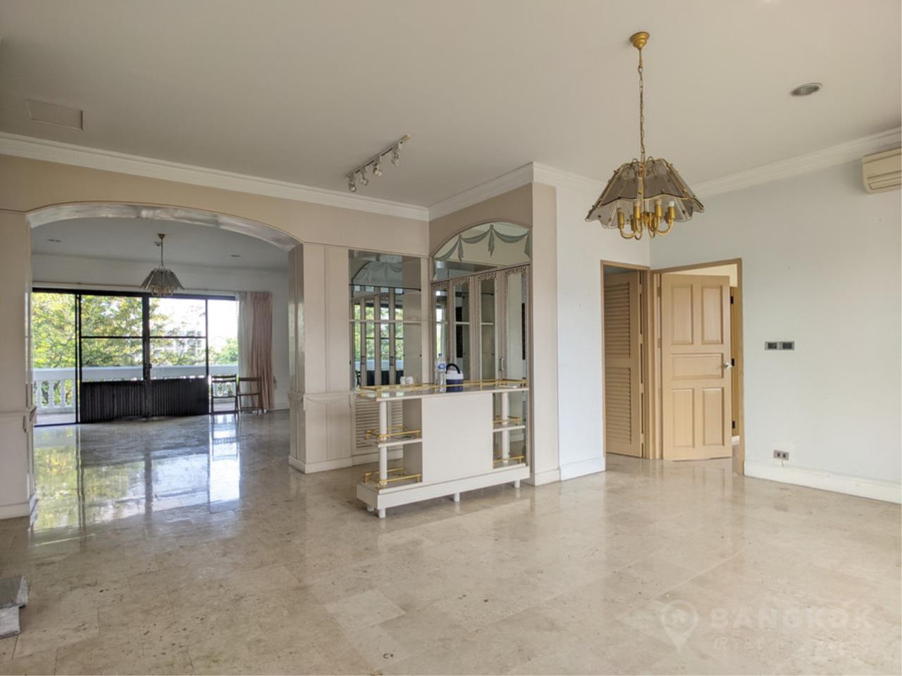 3 bedrooms Condo in Bangkok, Thailand No. 2111