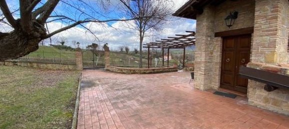 8 rooms House in Castelraimondo, Italy No. 154878 2