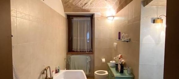 8 rooms House in Castelraimondo, Italy No. 154878 24