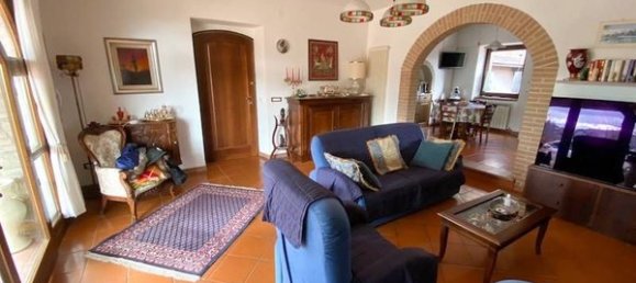 8 rooms House in Castelraimondo, Italy No. 154878 16