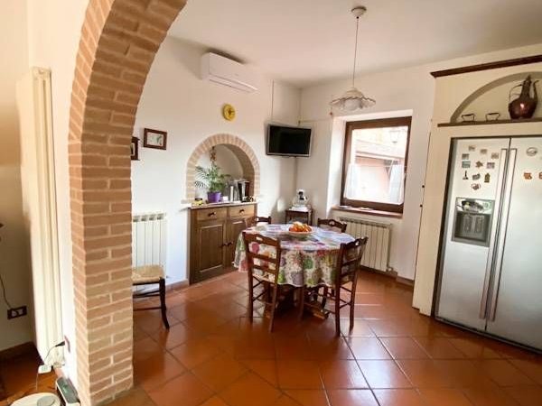 Casa de 8 habitaciónes en Castelraimondo, Italy No. 154878