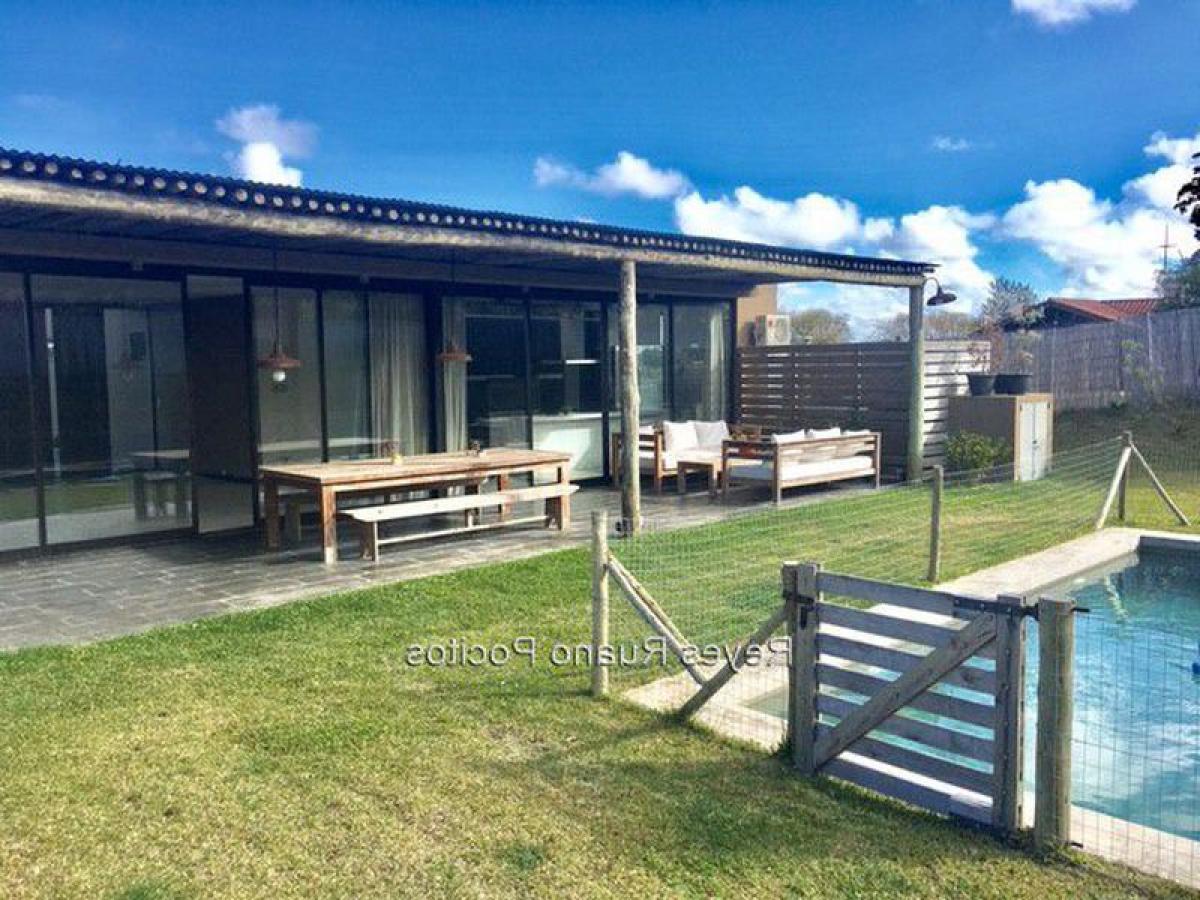 Casa de 3 dormitorios en Canelones, Uruguay No. 4071