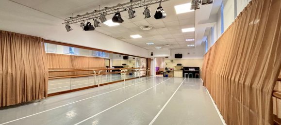 600m² Office in Milan, Italy No. 291937 10