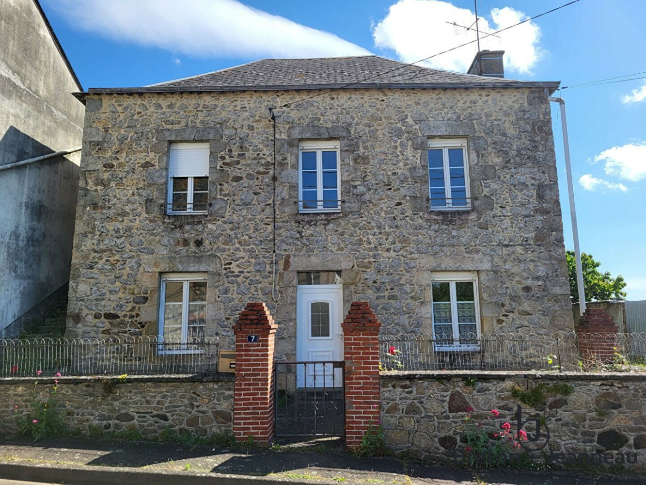 2 bedrooms House in Mayenne, France No. 357621