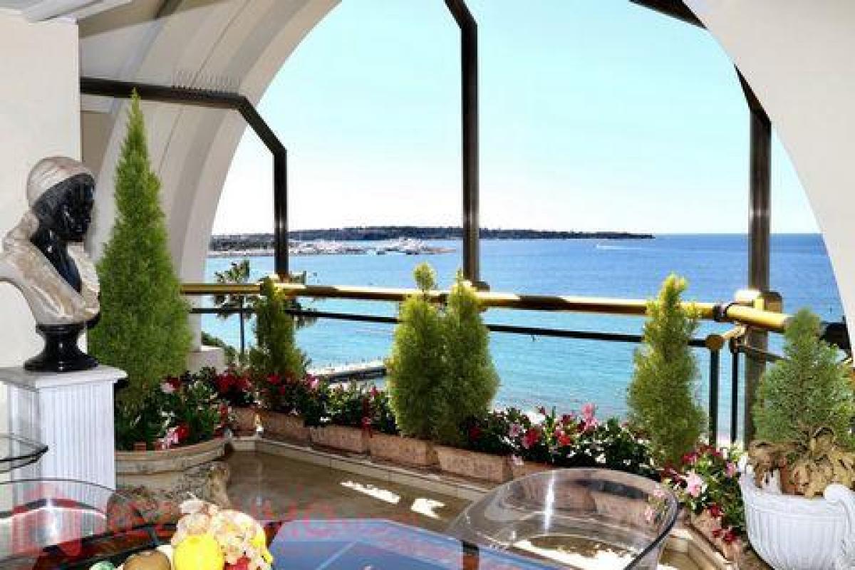 7 bedrooms Condo in Cannes, France No. 16033