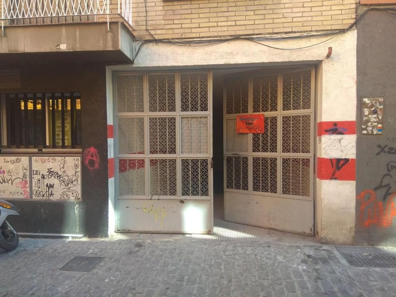  مرآب في Granada, Spain 14متر مربع رقم 195666