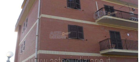 Apartamento de 3 dormitorios en Rome, Italy No. 100077 4