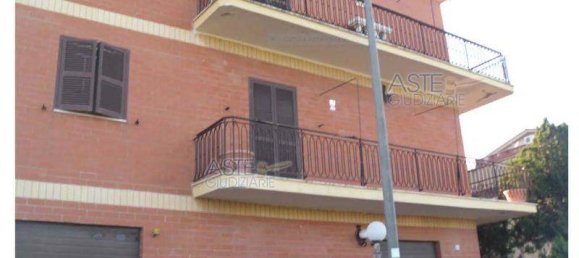 Apartamento de 3 dormitorios en Rome, Italy No. 100077 2