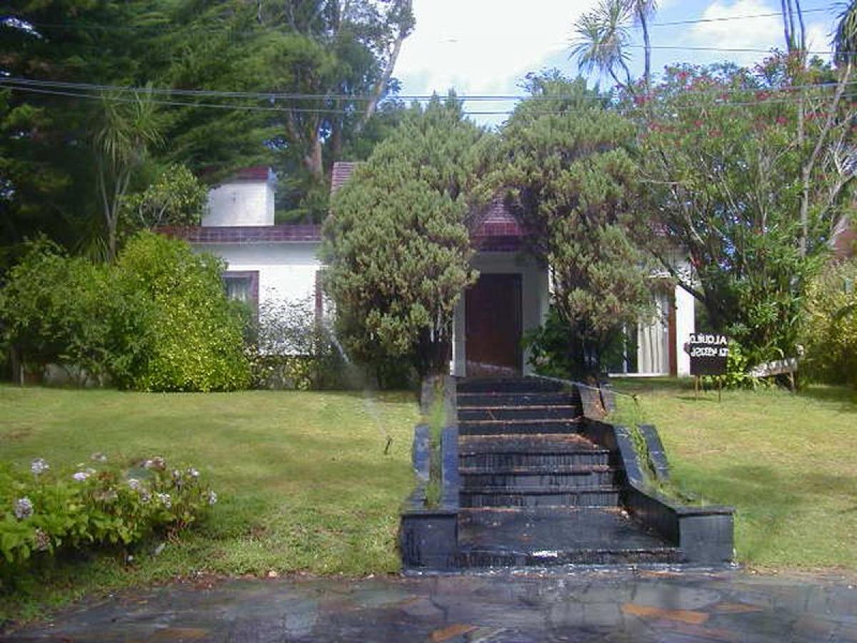 Casa de 4 dormitorios en Maldonado, Uruguay No. 5249