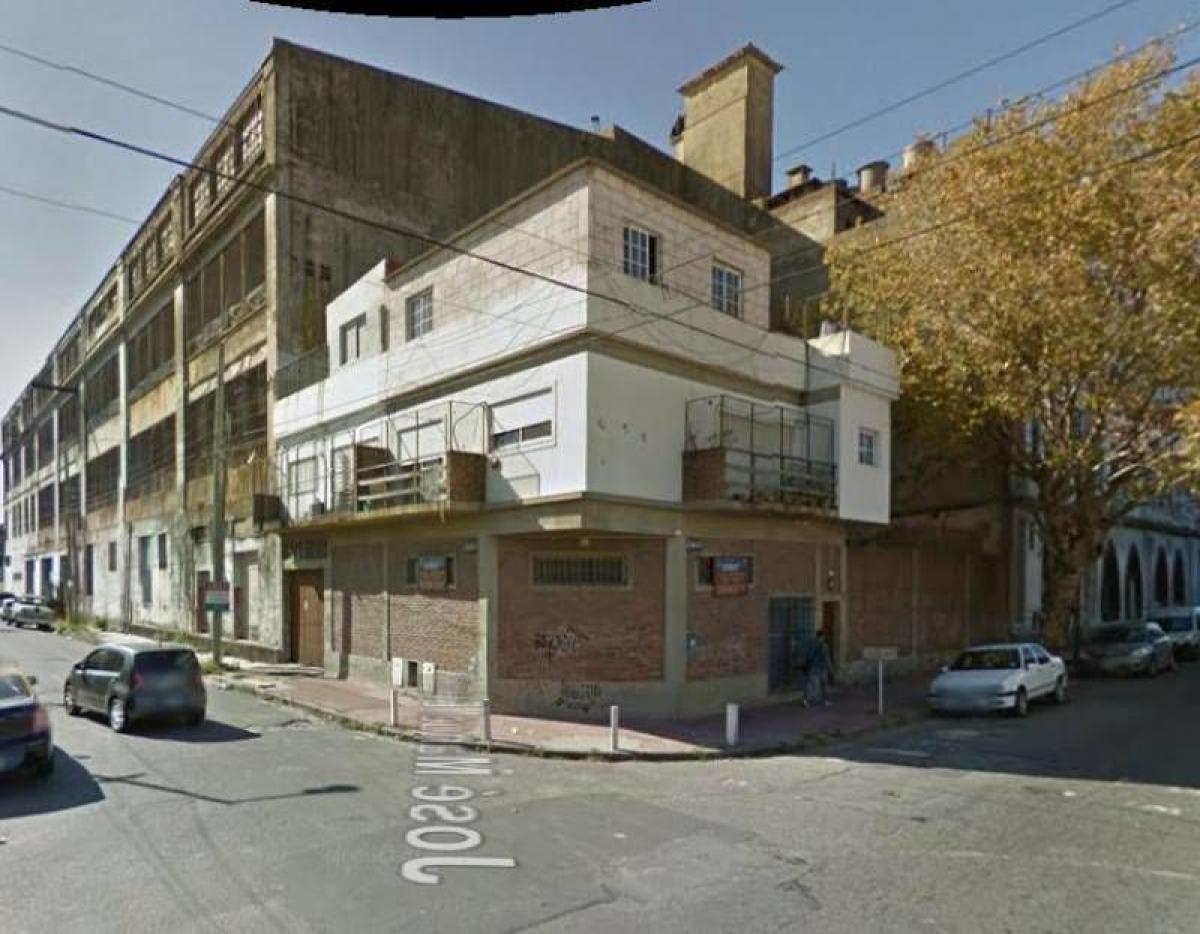 220m² Building in Avellaneda, Argentina No. 105395