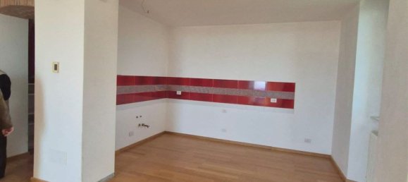 3 Schlafzimmer Wohnung in Como, Italy, Nr. 361922 3