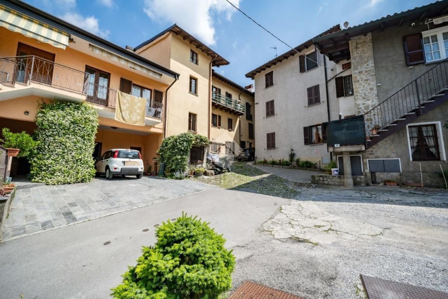 2 rooms Apartment in Castello di Brianza, Italy No. 131676