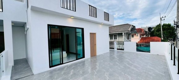 Villa de 5 dormitorios en Pattaya, Thailand No. 72739 11