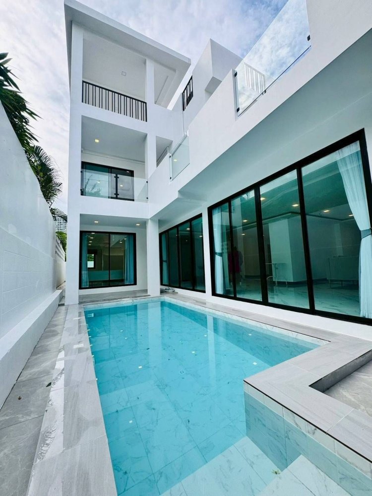 Villa de 5 dormitorios en Pattaya, Thailand No. 72739
