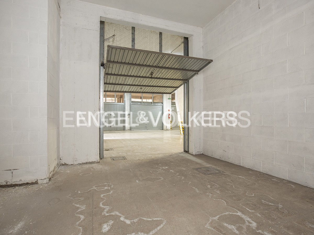 Гараж с 1 комнатой в Рим, Италия № 128045