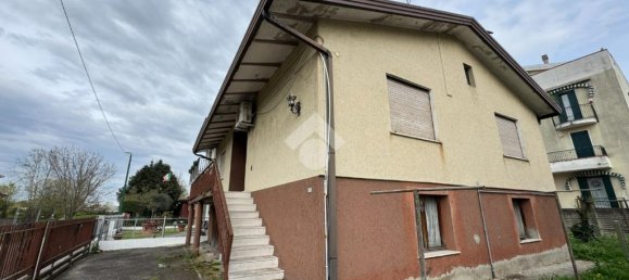 2 bedrooms Villa in Venice, Italy No. 264046 2