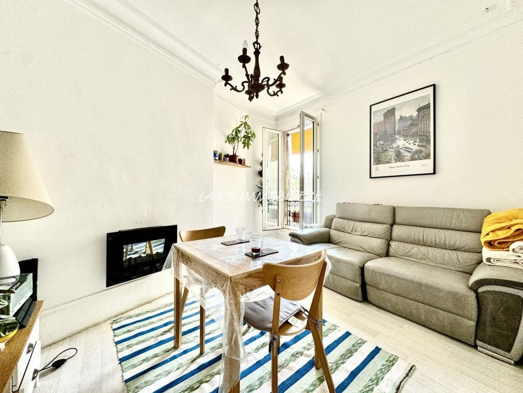 2 bedrooms Apartment in Paris, France No. 182771