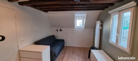 Studio in Paris, France No. 280306 2