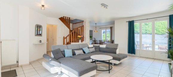 4 Schlafzimmer Haus in L'Isle-d'Abeau, France, Nr. 350763 3