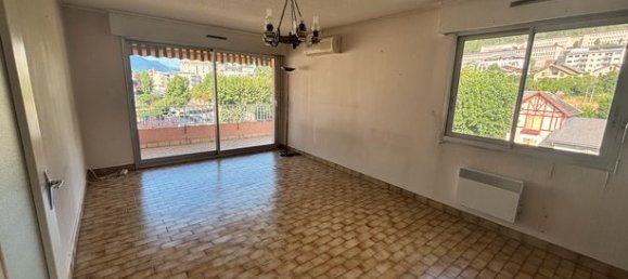 Квартира с 3 спальнями в Амбрен, Франция № 302228 2