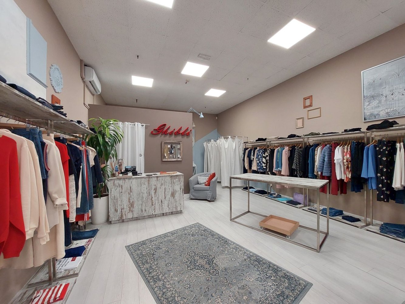 90m² Commercial property in Guastalla, Italy No. 292521