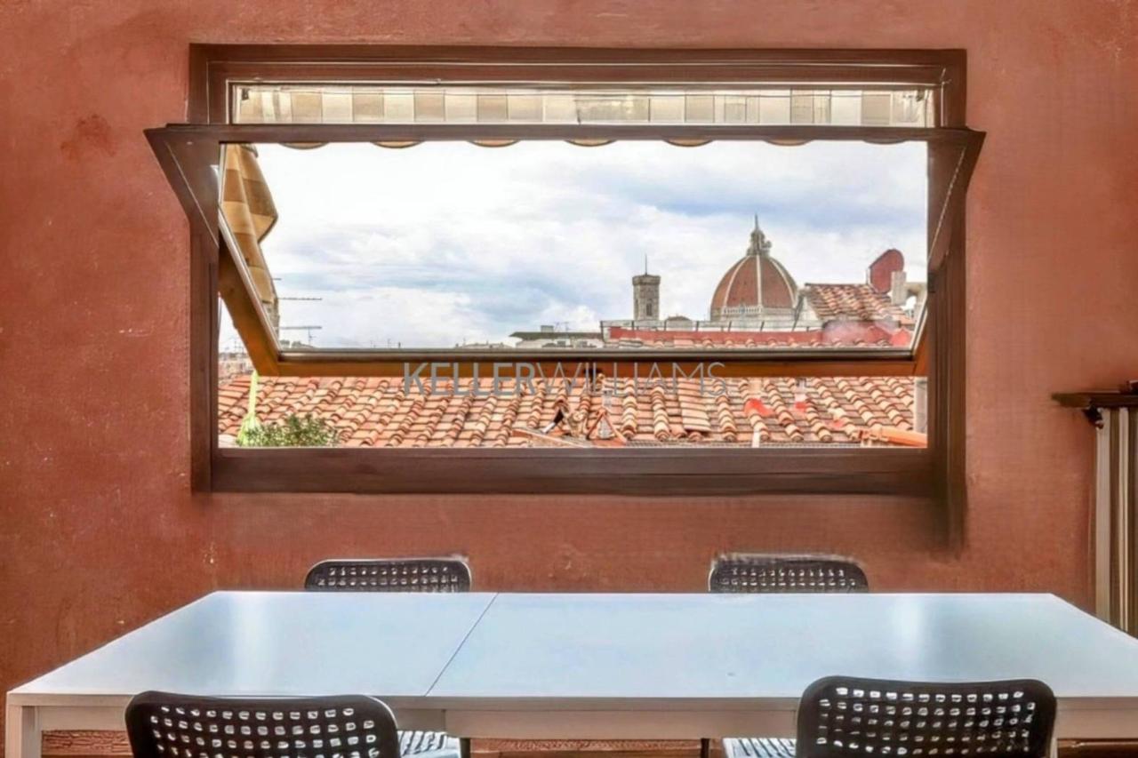 5 rooms Apartment in Florence, Italy No. 27704