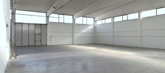 Almacén en Udine, Italy 1000 m² No. 352294 2