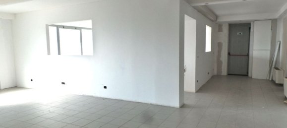 Almacén en Udine, Italy 1000 m² No. 352294 9