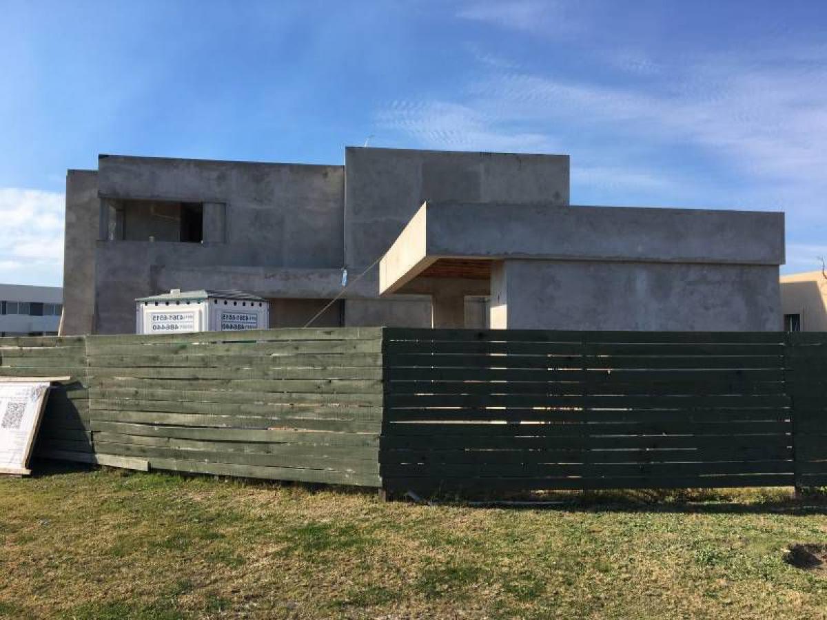 Casa de 3 dormitorios en Tigre, Argentina No. 73544