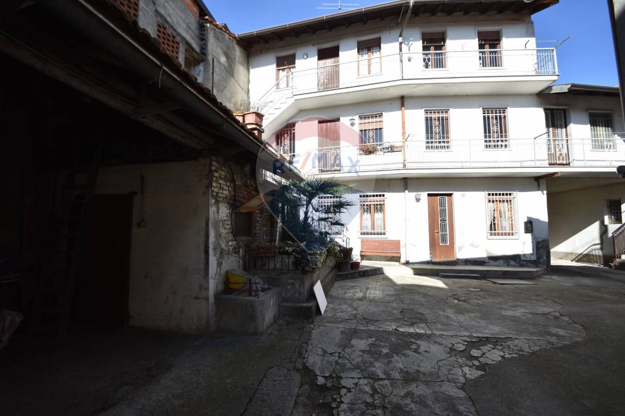 8 rooms House in Casorate Sempione, Italy No. 153908