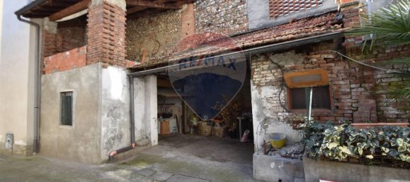 8 rooms House in Casorate Sempione, Italy No. 153908 27