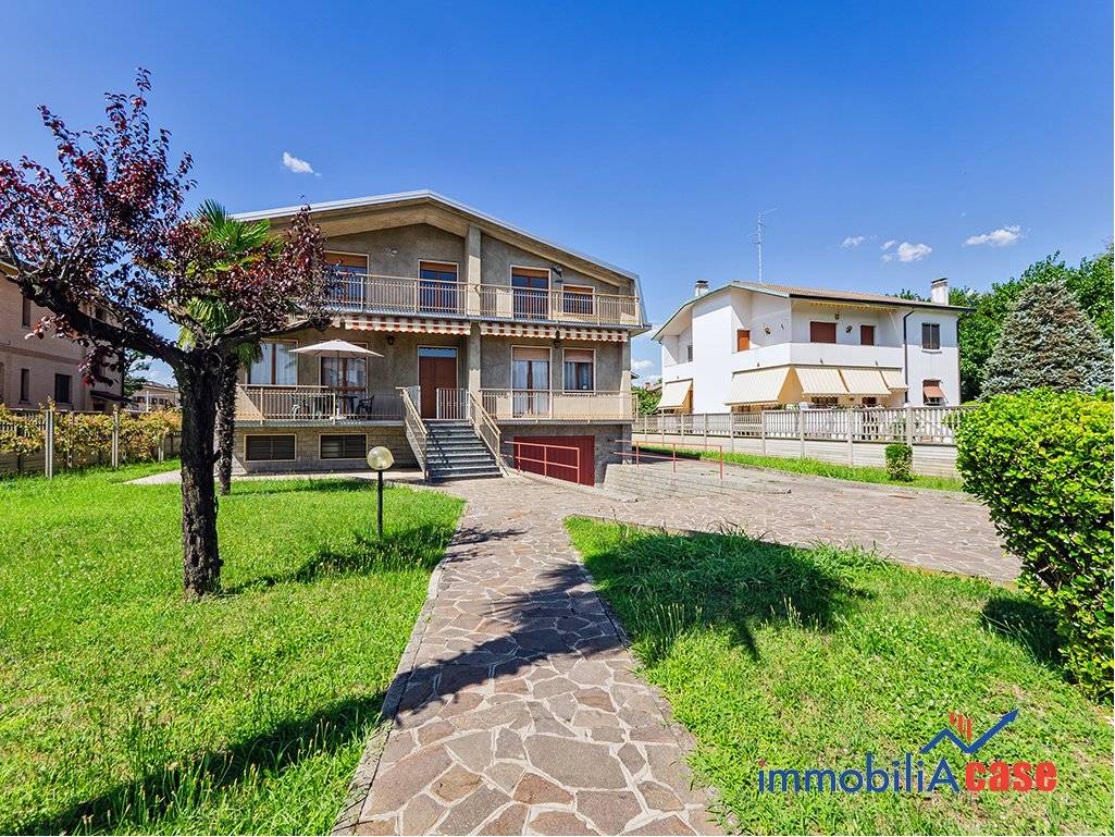 Вилла с 6 спальнями в Падерно Дуньяно, Италия № 295948