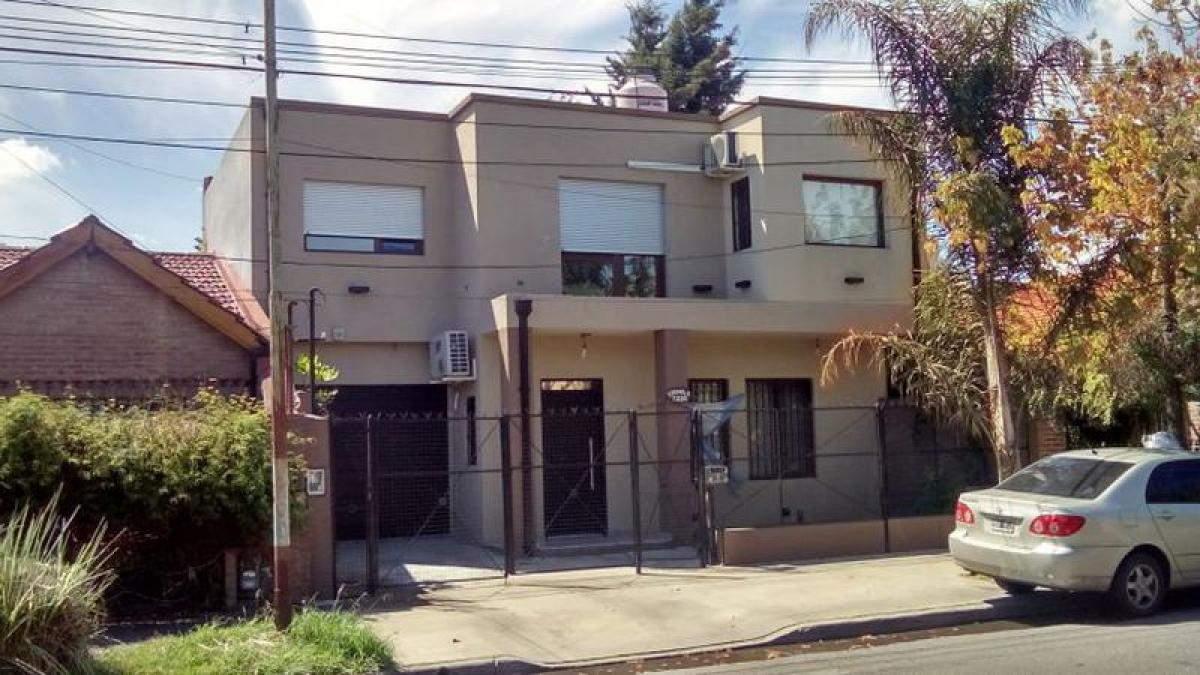 4 bedrooms House in Moron, Argentina No. 60430