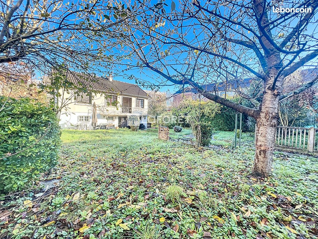 Casa de 2 dormitorios en Saint-Cyr-l'Ecole, France No. 169141
