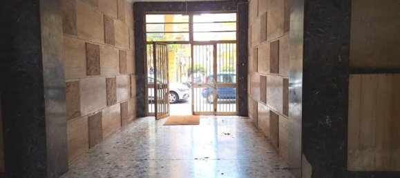 4-salle Appartement à Portici, Italy No. 8779 3