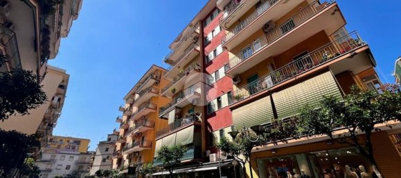 4-salle Appartement à Portici, Italy No. 8779 15