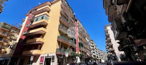 4-salle Appartement à Portici, Italy No. 8779 11